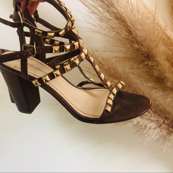 BCBG Brown Leather Gold Metal Studded T- Strap Strappy Sandals Chunky Heel 9 - Picture 9 of 13